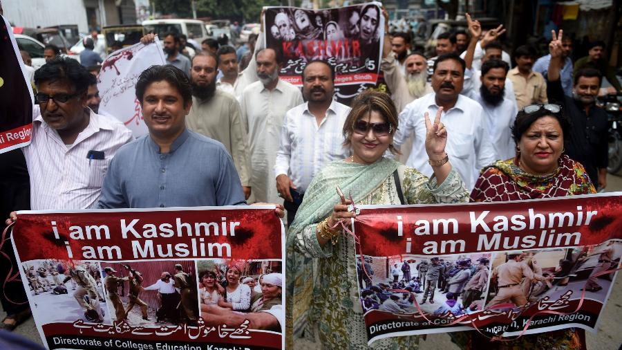 Professores e estudantes do Paquistão marcham durante um protesto anti-India. Nos cartazes os dizeres: "Eu sou Caxemira, eu sou Muçulmano" - Rizwan Tabassum/AFP