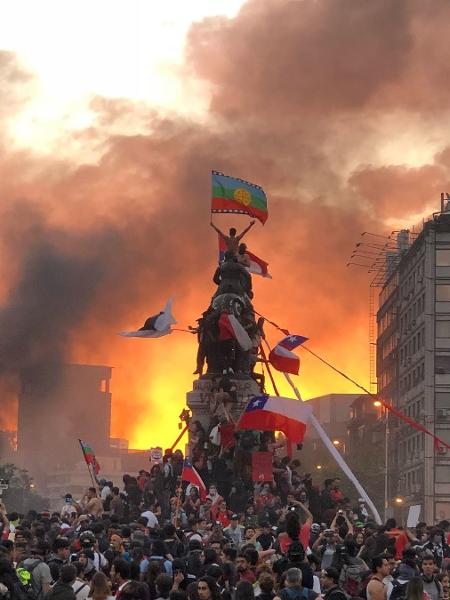 Protestos na Praça Baquedano, em Santiago, Chile - Susana Hidalgo/Reprodução Instagram @su_hidalgo