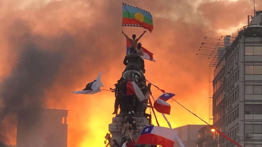 Protestos na Praça Baquedano, em Santiago, no Chile - Susana Hidalgo/Reprodução Instagram @su_hidalgo