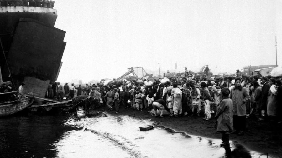 Os refugiados se juntaram no porto de Hungnam em dezembro de 1950 - National Archives US