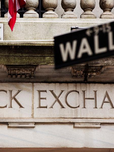 Placa da Wall Street em frente à Bolsa de Nova York - Lucas Jackson