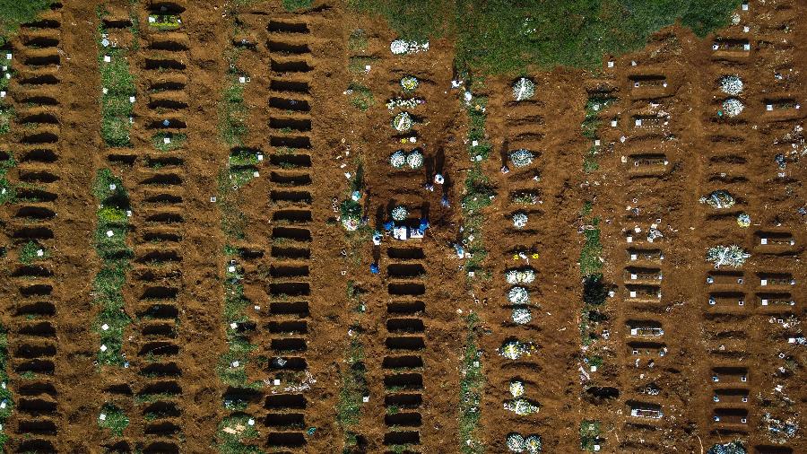 Visão aérea do cemitério da Vila Formosa, em São Paulo, durante a pandemia do novo coronavírus - Miguel Schincariol/Getty Images