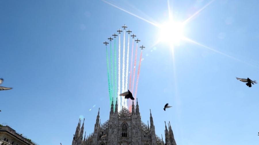 Aviões da Frecce Tricolori sobrevoam a Duomo de Milão, na Itália - Vincenzo Lombardo/Getty Images