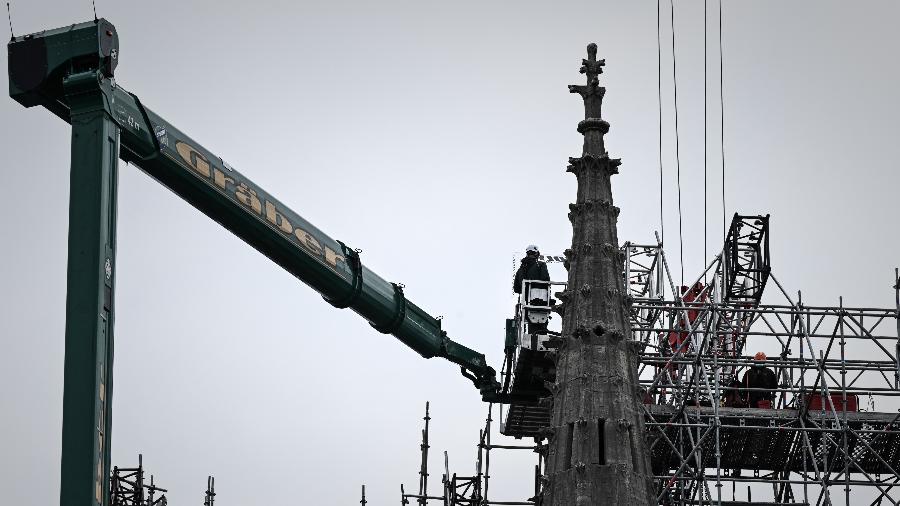 08.jun.2020 - Notre-Dame começa retirada de andaimes - Philippe LOPEZ / AFP