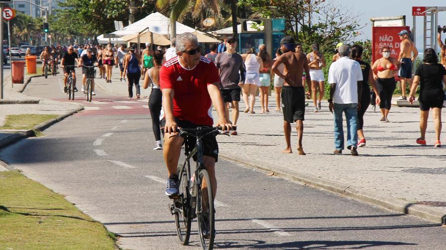 13.jun.2020 - Movimentação na praia da Barra da Tijuca, no Rio de Janeiro - Ivan Sampaio/Estadão Conteúdo