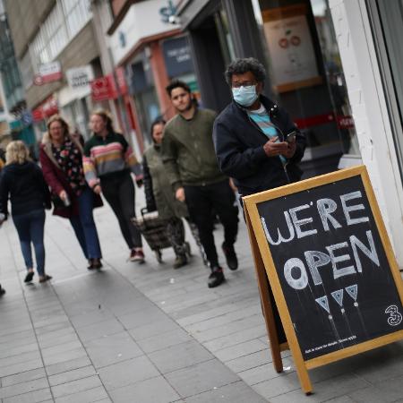 29.jun.2020 - Pessoas caminham em Leicester, na Inglaterra, em meio à pandemia da covid-19 - REUTERS/Carl Recine