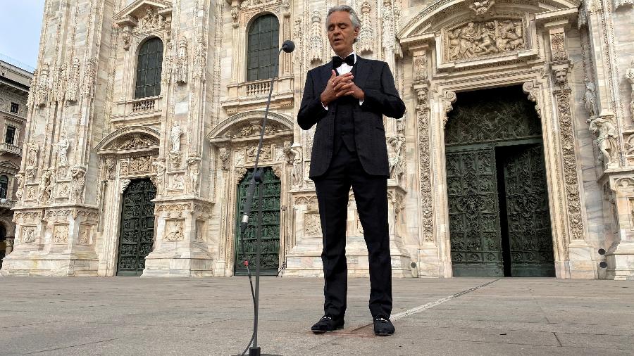 Tenor italiano Andrea Bocelli canta em frente à Catedral de Milão - Alex Fraser