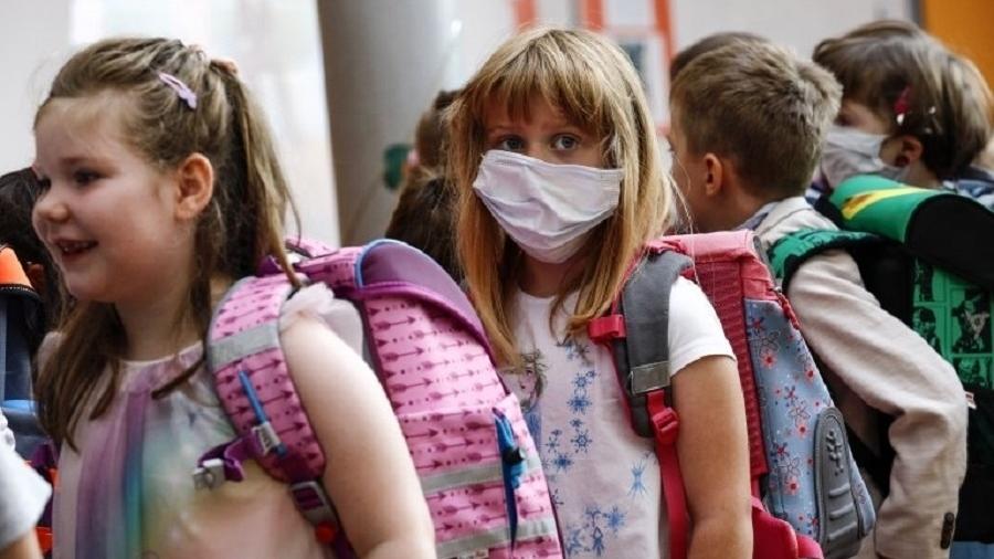 Escola na Alemanha retomou aulas e alguns alunos voltaram com máscaras - EPA