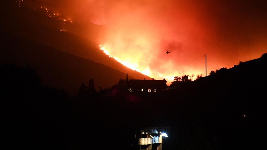 Incêndio consumiu cerca de 4.000 hectares ao norte de Los Angeles e provocou a evacuação obrigatória de 500 residências - Robyn Beck/AFP