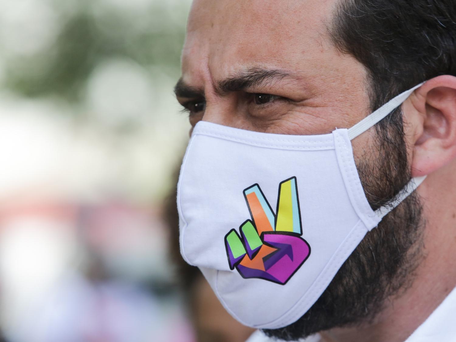 13 out. 2020 - Guilherme Boulos (Psol), participa de um encontro com integrantes de movimentos negros para debater "A Educação Antirrascista" na Rua Treze de Maio, no bairro do Bixiga. - FÁBIO VIEIRA/ESTADÃO CONTEÚDO