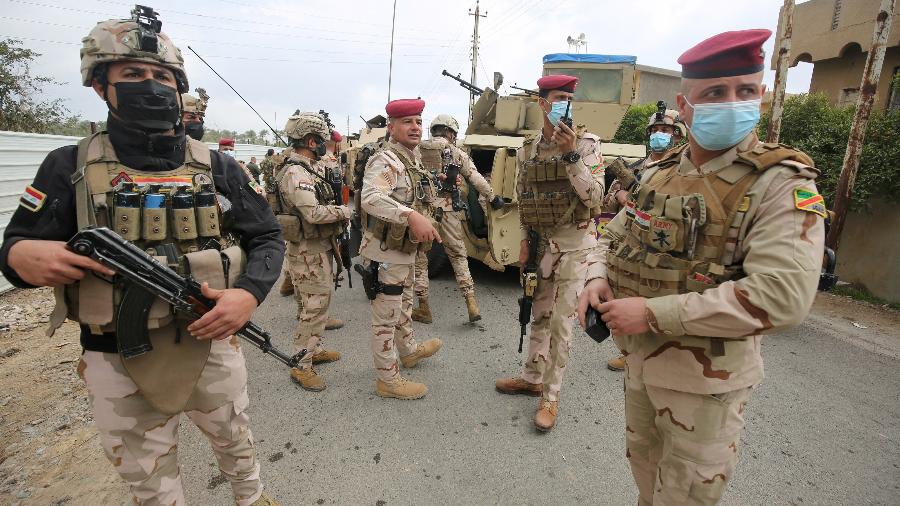 Forças iraquianas vasculharam a área de Tarmiyah, ao norte de Bagdá em 20 de fevereiro de 2021, após confrontos com o Estado Islâmico - AHMAD AL-RUBAYE / AFP