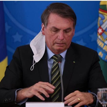 Bolsonaro em coletiva do dia 18 de março 2020, com a máscara caída - Pedro Ladeira/Folhapress