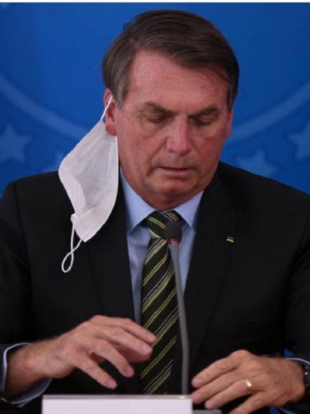Bolsonaro em coletiva do dia 18 de março 2020, com a máscara caída - Pedro Ladeira/Folhapress