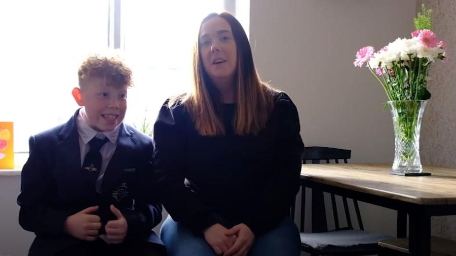 Hannah Clews, de 33 anos, afirma que o filho Niall Clews, de 12 anos, foi discriminado na escola depois que ela cortou o cabelo do garoto - Reprodução/Youtube