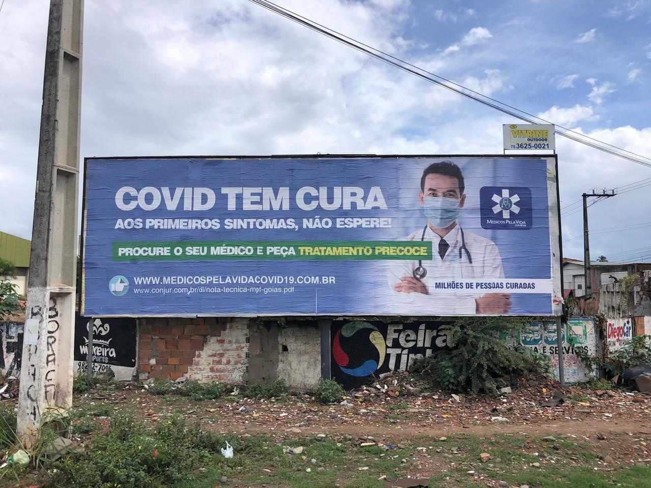 Médicos prometem em outdoor "cura" da covid com falso tratamento precoce 