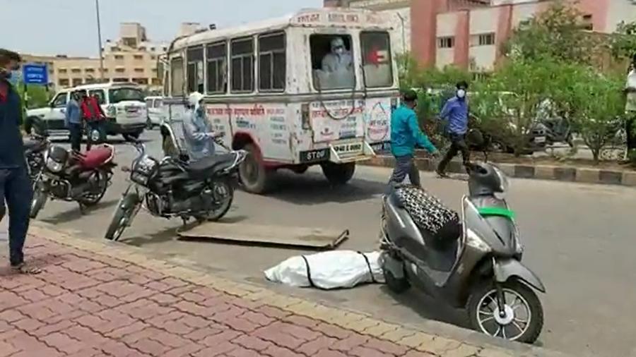 Corpo cai de ambulância na Índia - Reprodução/India Today