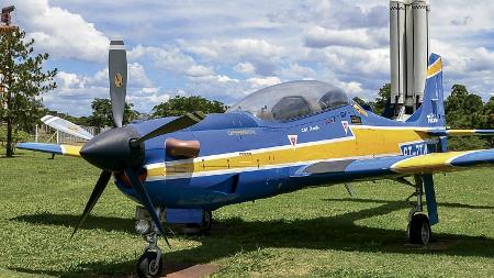 Réplica do primeiro avião que pousou em Foz do Iguaçu (PR) ficará