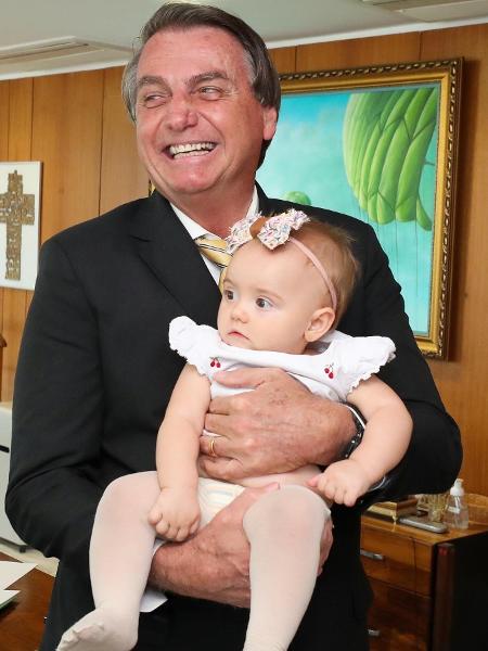 O presidente Jair Bolsonaro com a neta Geórgia, filha do deputado Eduardo Bolsonaro - Reprodução/Twitter/BolsonaroSP