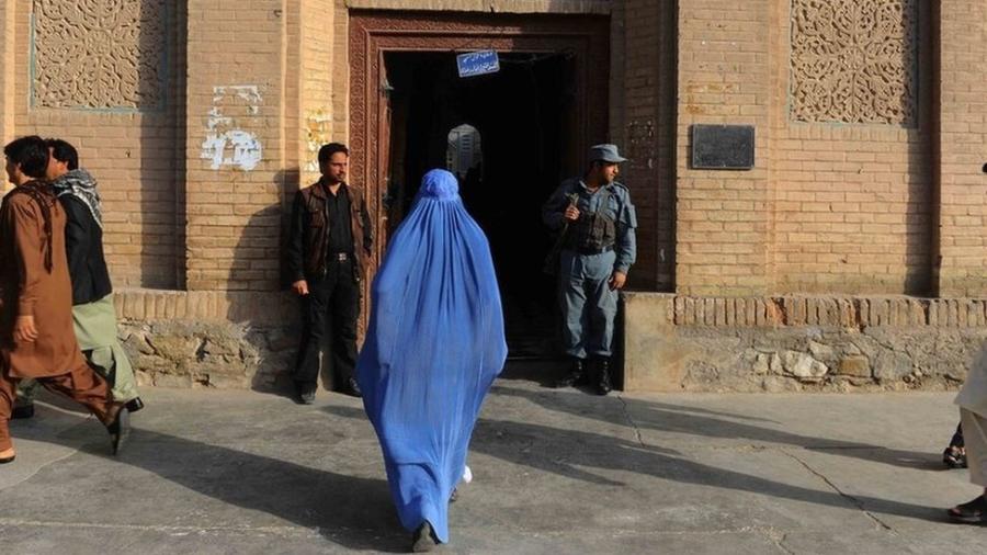 Mulher conta à BBC como foi ter tido seu pai levado pelo Talebã quando ela tinha só 10 anos, em 1999 - AFP