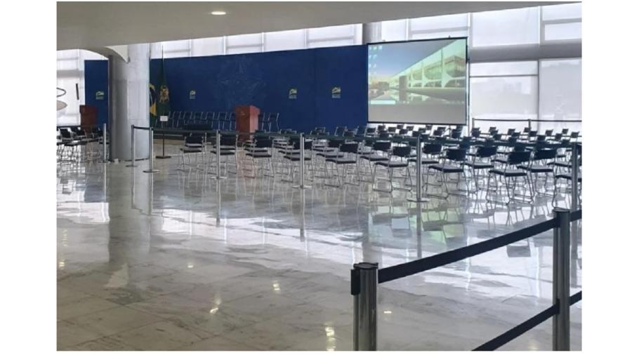 Salão do Palácio do Planalto estava preparado para anúncio do "Auxílio Brasil". Solenidade foi cancelada. Foto é uma metáfora do governo Bolsonaro: vazio de ideias e de realizações - Flávia Said/Metrópoles