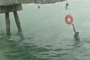 Homem é resgatado no mar após desabamento parcial de ponte em Salvador