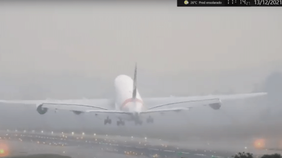 Momento em que o A380 tenta tocar a pista do aeroporto de Guarulhos, segundos antes de arremeter - Reprodução/YouTube
