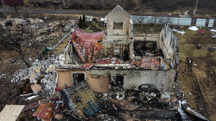 30.mar.22 - Vista aérea mostra uma casa destruída na vila de Lukianivka, perto de Kiev - RONALDO SCHEMIDT / AFP