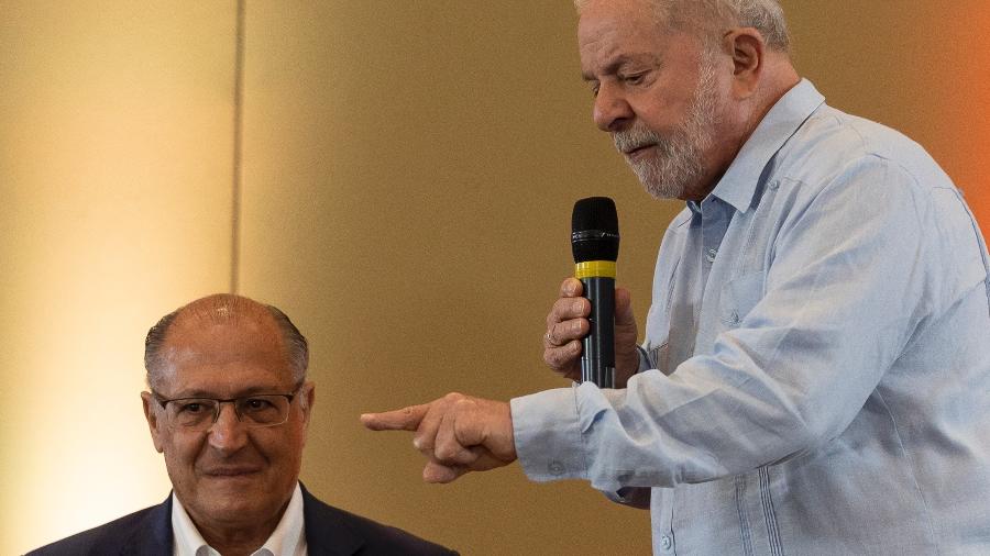 Alckmin e Lula, em reunio entre o PT e o PSB, para discutir chapa para a eleio presidencial - ISAAC FONTANA/FRAMEPHOTO/FRAMEPHOTO/ESTADO CONTEDO