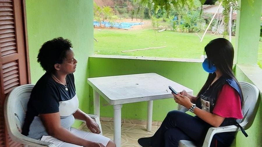 Recenseadora realiza entrevista no Quilombo Campinho da Independência, em Paraty (RJ) - Marcio Costa/Divulgação IBGE