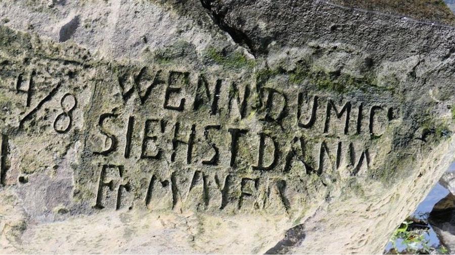 As "Pedras da Fome" são rochas cujas inscrições avisam a população sobre momentos difíceis que virão com a seca dos rios - Reprodução/Bernd Gross/Wikimedia Commons