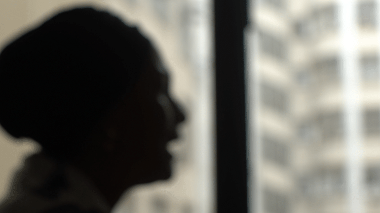 Flávia (nome fictício) conta sua história no vídeo Vizinhos do Mal - UOL - UOL