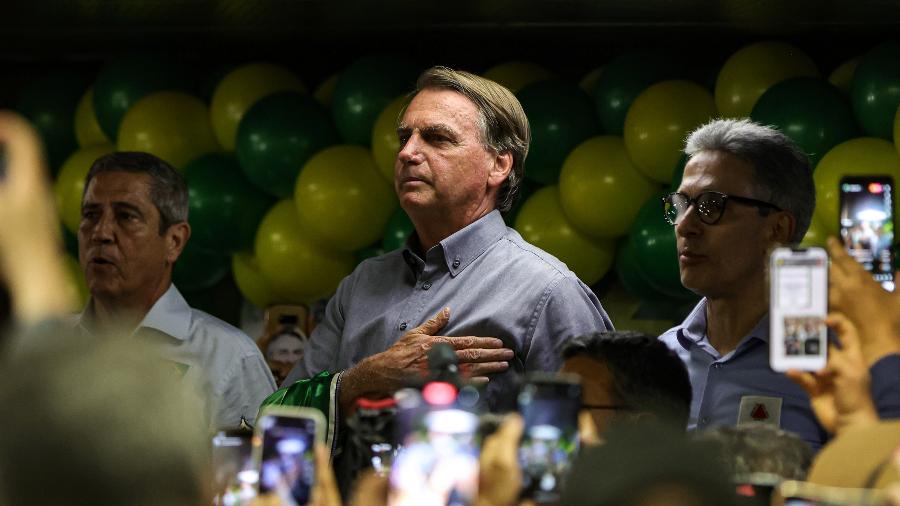 Bolsonaro durante encontro com prefeitos de cidades de Minas Gerais. Na foto, ele aparece entre Braga Netto (PL), à esquerda, seu candidato a vice, e Romeu Zema (Novo), governador mineiro - 14.out.2022 - Gilson Junio/Estadão Conteúdo