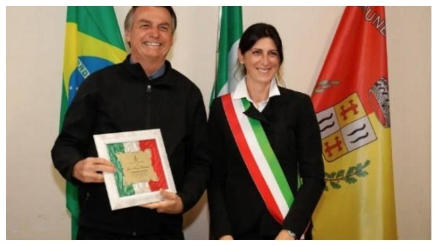 Jair Bolsonaro ao lado da prefeita Alessandra Buono, de Anguillara, região de Vêneto, na Itália - Reprodução