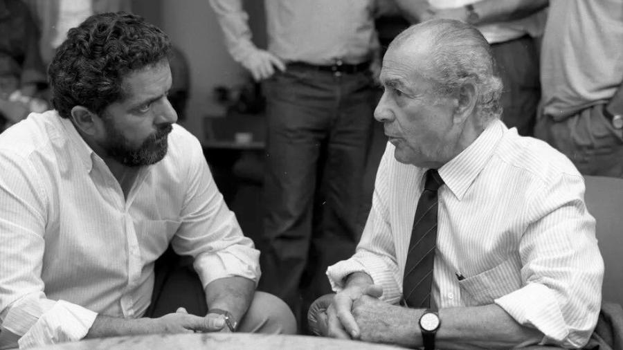 Lula (PT) postou uma foto antiga ao lado de Leonel Brizola (à dir.) para homenagear o fundador do PDT - Reprodução/Twitter