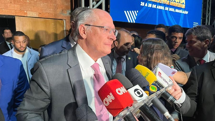 O presidente em exercício Geraldo Alckmin fala com a imprensa em Brasília - Lucas Borges Teixeira/UOL