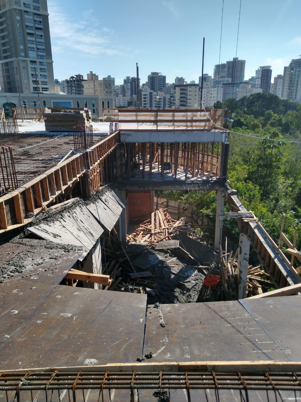 Laje despenca em Itapema (SC) e deixa cinco feridos