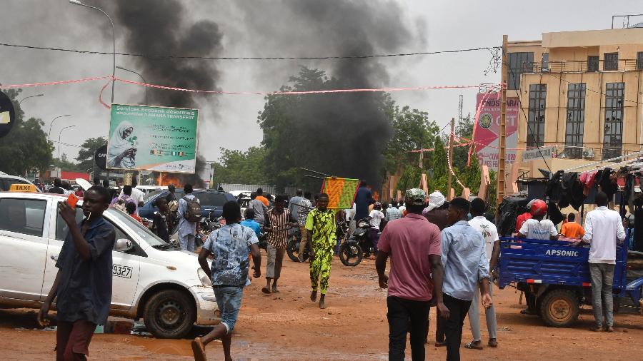 27.jul.23 - Uma visão geral da fumaça crescente enquanto apoiadores das forças de defesa e segurança do Níger atacam a sede do Partido para a Democracia e Socialismo do Níger (PNDS), o partido do presidente deposto Mohamed Bazoum, em Niamey