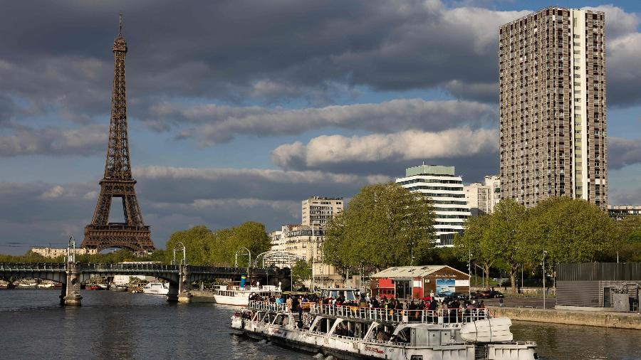 Turistas em embarcação no rio Sena, em Paris (França), em foto de 18 de abril de 2024