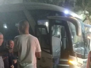 Ladrões assaltam ônibus sem saber que 28 PMs estavam a bordo; um morreu