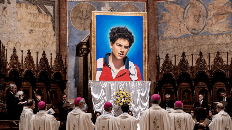 Tapeçaria com retrato de Carlo Acutis pendurada na Basílica de São Francisco de Assis durante a cerimônia de beatificação