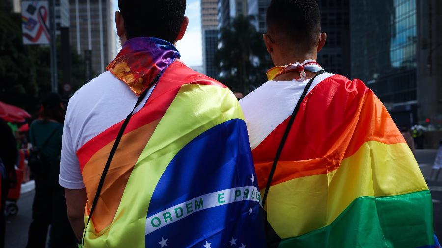 Público na Avenida Paulista para a Parada LGBTQIA+ de 2024