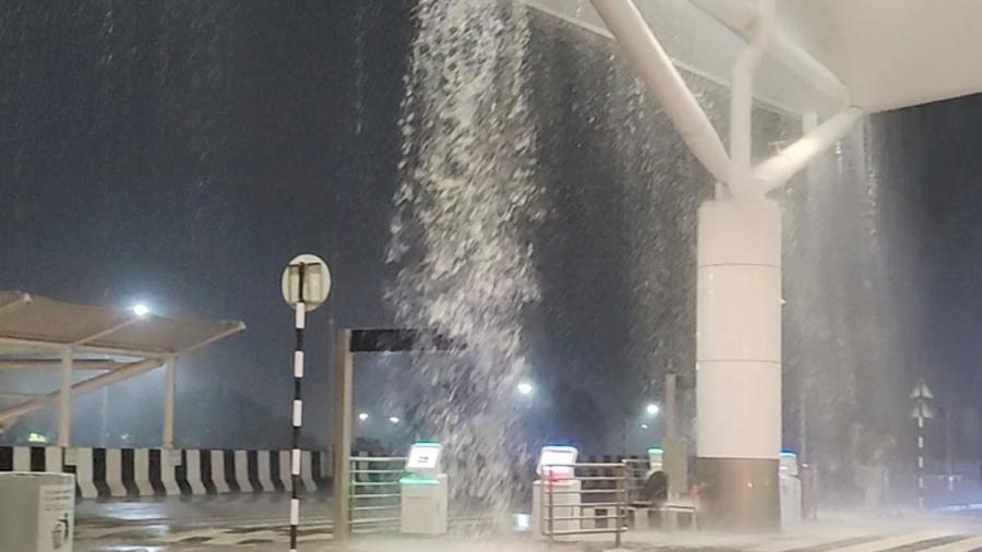 Água de chuva vazou pelo telhado e causou desabamento no Terminal 1 do Aeroporto Internacional Indira Gandhi, Nova Delhi, Índia, em 28 de junho de 2024