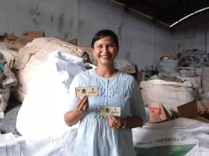 Empreendedora troca lixo por 'moedas verdes' e fatura R$ 300 mil por ano