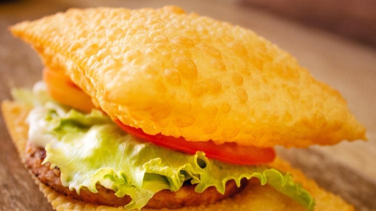 "Pastel Burguer", da rede 10 Pastéis, foi feito para homenagear o dia do hambúrguer