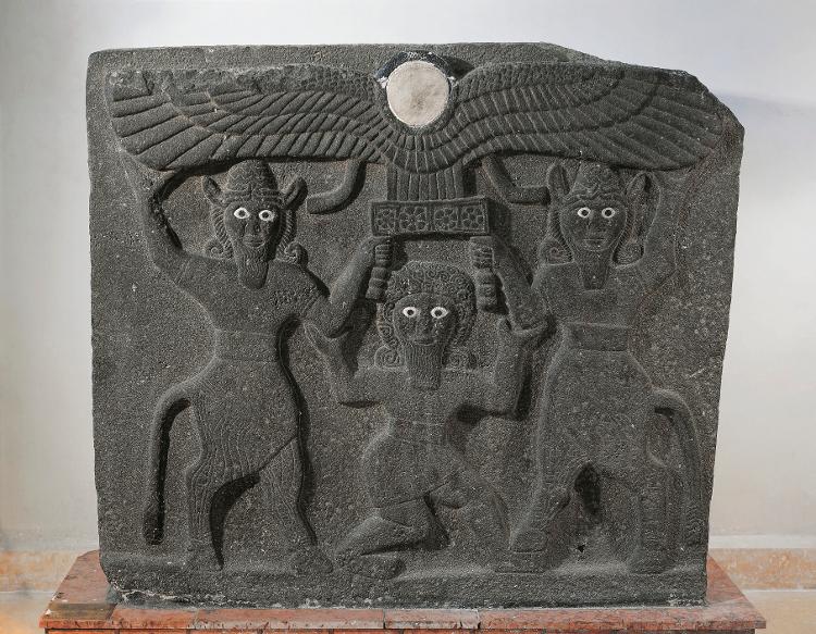 Gilgamesh retratado entre dois minotauros semideuses em artefato assírio encontrado em Tell Halaf, na Síria, e parte do acervo do Museu Arqueológico de Alepo Gilgamesh retratado entre dois minotauros semideuses em artefato assírio encontrado em Tell Halaf, na Síria, e parte do acervo do Museu Arqueológico de Alepo