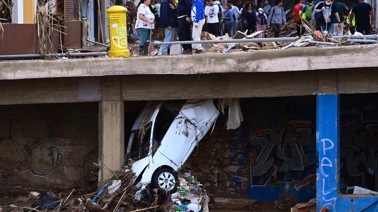 31.out.2024 - Destroços de um carro são vistos em Paiporta, Valência, leste da Espanha