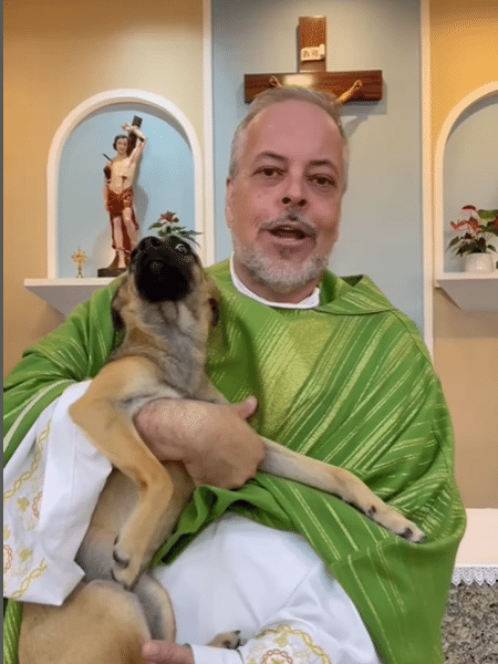 Padre comemora adoções de animais após ações em igreja