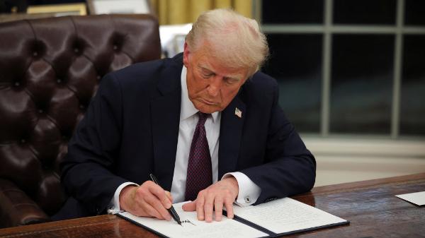 Trump assina decretos no Salo Oval da Casa Branca aps tomar posse