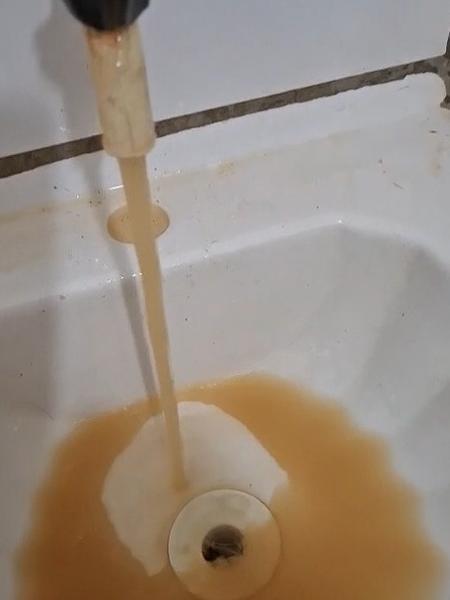 Água barrenta saindo da casa de Expedita no sítio Forquilha Água barrenta saindo da casa de Expedita no sítio Forquilha