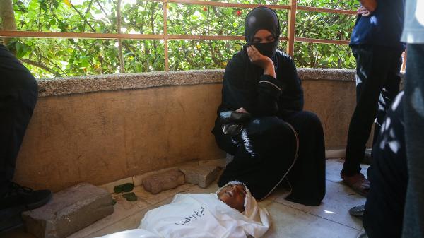 Abdul Jawad al-Ghalban, 14 anos, morto pela fome, e sua mãe no Hospital Nasser, na Faixa de Gaza